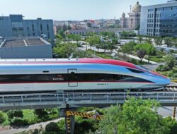 Proyek Kereta Cepat Bandung-Surabaya Lagi Dibahas Di China