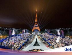 Gemerlap Menara Eiffel Di Pembukaan Evenbesar Paris 2024