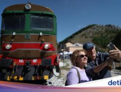 Kereta Antik Bawa Wisatawan Hingga Desa Terpencil Italia