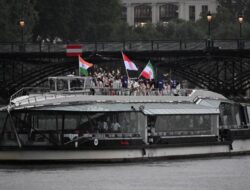 Opening Ceremony Pesta Aktivitasfisik Paris 2024 Berlangsung Menawan, Kontingen Indonesia Tampil Chic