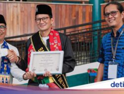 Gegara Sering Pantun, Sandiaga Dinobatkan Karena Itu Babe Dedengkot Betawi