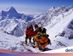 Potret Skuat Pembersih Mayat Pendaki Di Pegunungan Himalaya