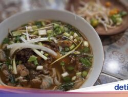 Slurrp! Gurihnya Pho Iga Sapi dan Banh Mi Isi Bawang Karamel