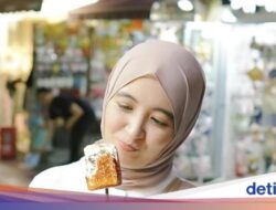 Potret Arafah Rianti Pada Makan Nasi Padang dan Jajan S'mores