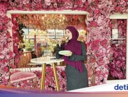 Pose Cantik Zaskia Gotik Di Nikmati Aneka Dessert Ke Kafe