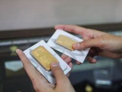 Harga Emas Antam Turun Rp16.000, Cek Update Terbaru
