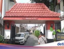 Berkunjung Hingga Kosan Sukarno dan Melihat Tempattinggal Kelahirannya Di Surabaya