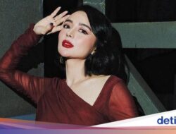 Pesona Wika Salim Di Afternoon Tea dan Makan Burger