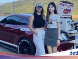 Bye Kerja Kantoran! Kakak Adik Jualan Minuman Keliling Pakai Kendaraan Pribadi Mustang