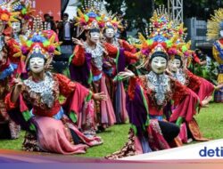 Pesona Kearifan Lokal Global Betawi Warnai Perayaan Seni Topeng Betawi Di Pekayon