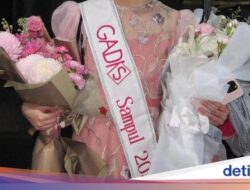 10 Potret Putri Cantik Cut Tari, Sydney Azkassyah Pada Kulineran