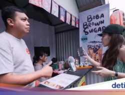 Dukung Usaha Kecil Menengah,  Ayu Ting Ting Jajan Bakso dan Soto Mie Gerobakan