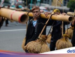 Kebiasaan Ngarengkong Kasepuhan Banten Kidul Meriahkan Perayaan Seni Karya Seni Multatuli