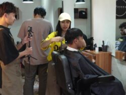 Diajari Tukang Cukur, Azia Malah Bikin Pelanggan Sedih