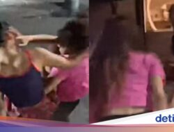 Pakai Rok Mini dan Saling Jambak!