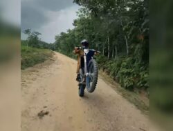 Unjuk Rasa Walkot Pekanbaru Ngegas dan Wheelie Naik Kendaraan Bermotor Roda Dua Trail Di Kunker