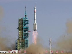 Jendela Retak, Roket China Dinilai Tak Aman Jemput Astronot Ke Antariksa
