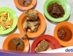 Ayam Goreng Bu Haji Punya Rasa yang Susah Ditiru, Sudah Ada 77 Tahun!