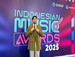 Masuk Nominasi, Momen Adrian Khalif Melenggang Di Blue Carpet Indonesian Music Awards 2025