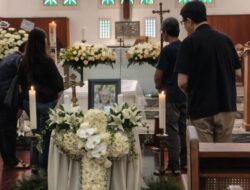 Pelayat Doakan Jenazah Romo Mudji Sutrisno Ke Kapel Kolese Kanisius