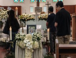 Pelayat Silih Berganti Doakan Mendiang Romo FX Mudji Sutrisno Di Kapel Kolese Kanisius Jakarta