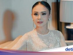 Yuni Shara Asyik Makan Lesehan hingga Cicip Mangut Lele Di Jogja