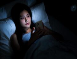Susah Terlelap Ke Malam Hari? Screentime Dulu Ternyata Aman Kok, Ini Alasannya