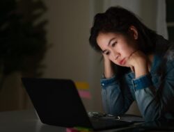 Jarang Tidur Malam Lantaran Banyak Lemburan? Begini Cara Menebusnya Di Siang Hari