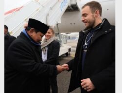 Momen Pemimpin Negara Prabowo Berikan Koin Kepresidenan kepada Pengawal Swiss