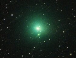 Komet Ini Secara Misterius Berbalik Arah Sesudah Melewati Matahari