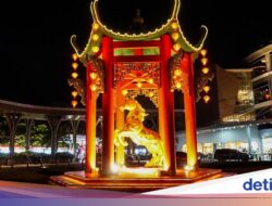 Patung Kuda Semarakkan Suasana Imlek Hingga Pusat Perbelanjaan