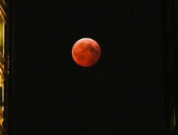 Gerhana Bulan Merah Mewarnai Langit Indonesia Malam Ini