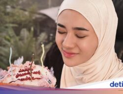 Pose Cantik Clara Shinta Pada Minum Matcha hingga Makan Steak Di Restoran