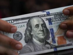 Uang Negara Indonesia Kian Terpuruk Imbas Konflik Bersenjata Timur Di, Kurs Mata Uang Amerika AS Tembus Rp16.903