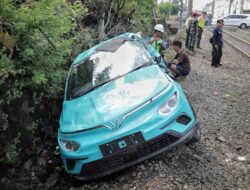 Taksi Listrik Green SM Korsleting Sebelumnya Kecelakaan Kereta