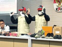 Penampakan Uang Rp335 Juta dan Sandalku Mewah Hasil Pemerasan Bupati Tulungagung