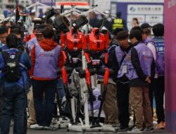 Android China Finish Lomba Berlari 21 Km, Kalahkan Catatan Dunia Manusia