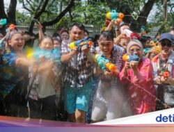 Serunya Warga Main Basah-basahan Songkran Ke Kedubes Thailand