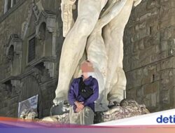 Untuk Foto Pra-Wedding, Turis Ini Panjat dan Sentuh Kemaluan Patung Neptunus