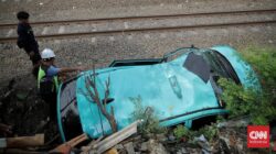 Kecelakaan Taksi Listrik Green SM vs Kereta Lantaran Kelalaian Pengemudi