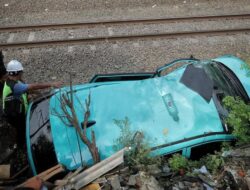 Kecelakaan Taksi Listrik Green SM vs Kereta Lantaran Kelalaian Pengemudi