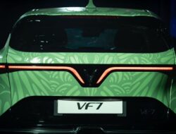 MPV Listrik Vinfast Resmi Dirakit Ke Subang