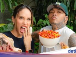Yuk Intip! Keseruan Cinta Laura Masak Kepala Kambing Bareng King Abdi