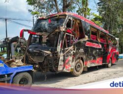 Gegara Rem Blong, Kendaraan Angkutan Umum Rombongan Pendaki Gunung Lawu Tabrak Resto