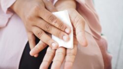 Tangan Berkeringat Disebut Tanda Jantung , Mitos atau Fakta?