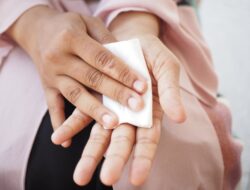 Tangan Berkeringat Disebut Tanda Jantung , Mitos atau Fakta?