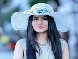 Cara Unik Karina Ranau Rayakan 16 Tahun Pernikahan, Bawa Angkot Hingga Makam Epy Kusnandar
