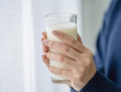 Minum Susu Bisa Bikin Badan Tinggi, Mitos Atau Fakta? Ini Penjelasannya Medisnya