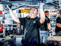 FOTO: Kendaraan Mercedes-Benz Mulai Produksi Massal Kendaraan Pribadi Elektrik C-Class