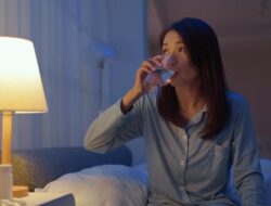 Minum Air Ditengah Malam Bisa Rusak Ginjal? Ini Kata Praktisi Medis